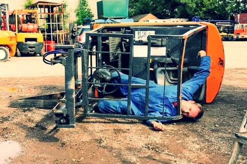 Forklift driver crushed by his own lift truck for not wearing the seat belt.